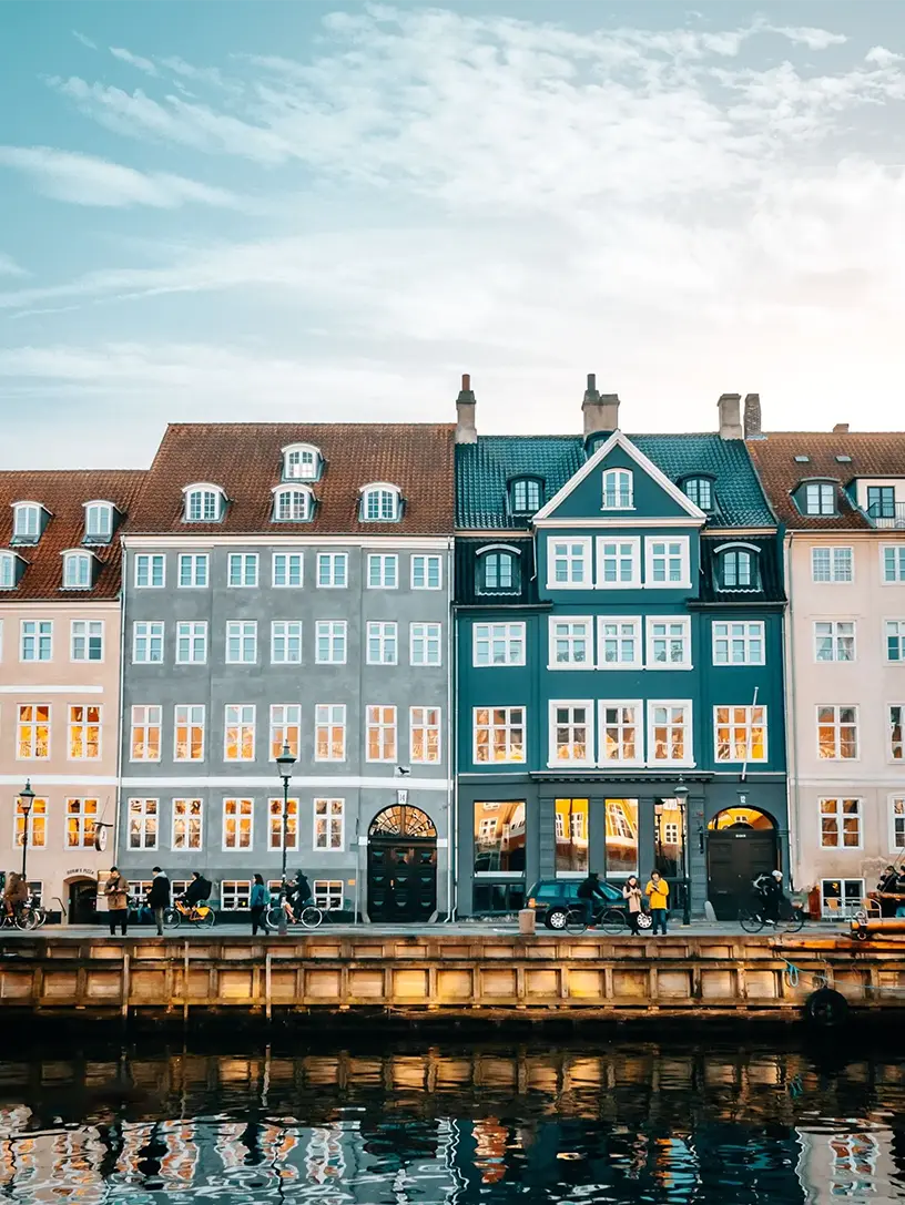 Københavns by i skumringen, med elegant og stilfuld arkitektur.