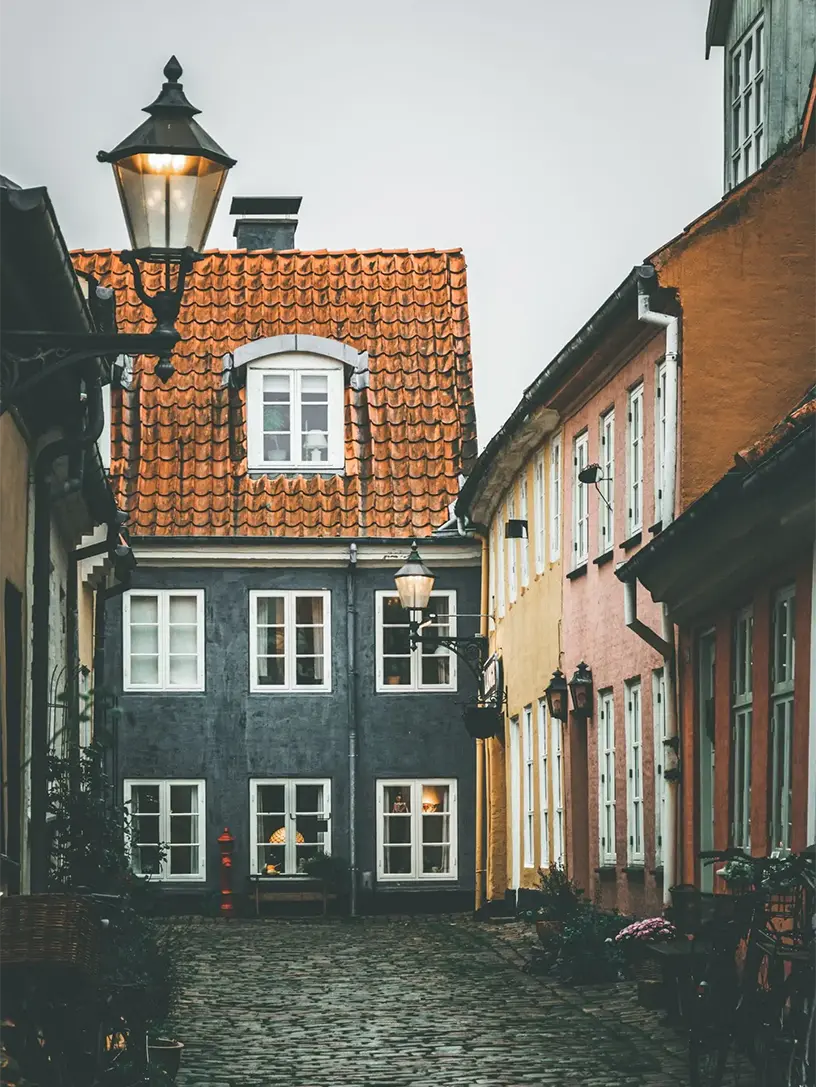En brostensbelagt gade i København, Danmark kendt for sin charmerende og traditionelle arkitektur.