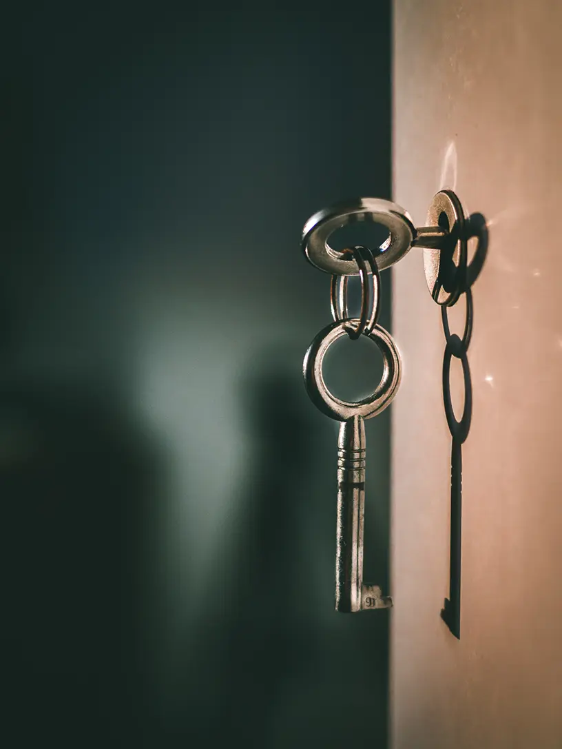 En nøgle hænger på en dør.