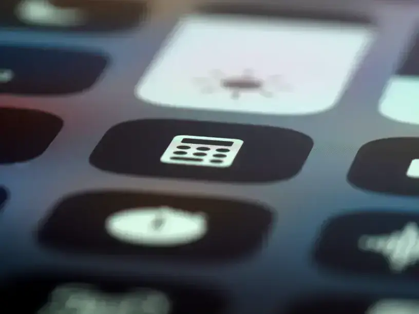 Et nærbillede af en iPhone med et lommeregnerikon til beregning af boliglån eller realkreditlån.