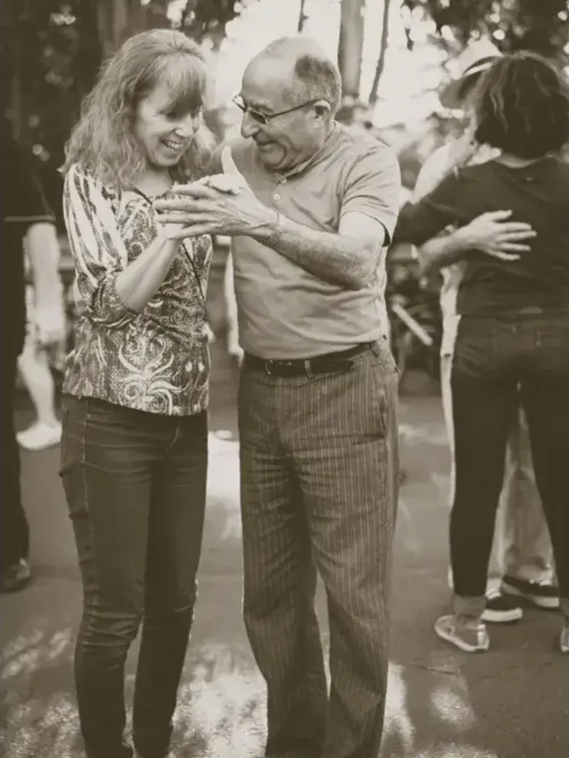 ældre par danser af glæde efter at have fået et nedsparingslån
